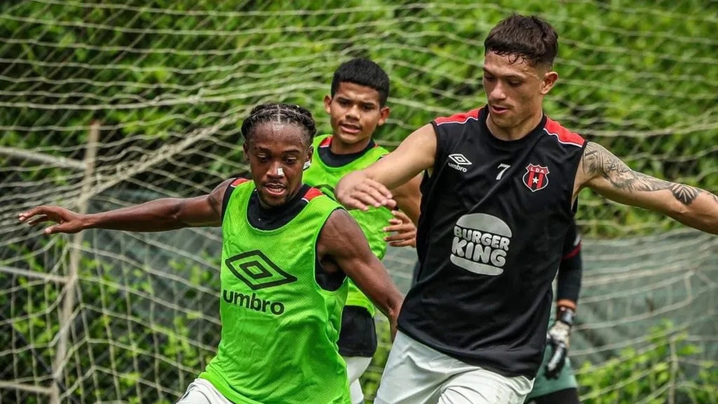 Muchos juveniles en Alajuelense.