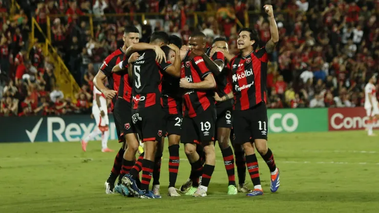 Alajuelense le muestra la salida a un juvenil.
