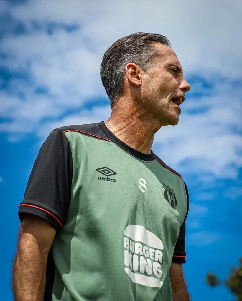 Marcelo Sarvas regresó a Alajeluense como asistente técnico de Machillo Ramírez.