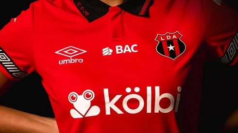 Alajuelense le da una alegría a sus aficionados.