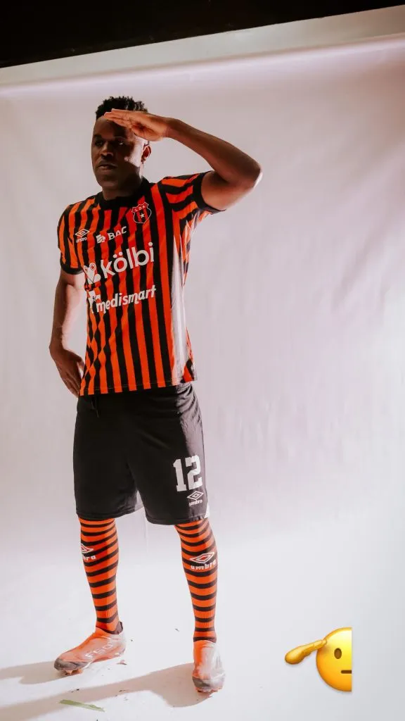Joel Campbell posó con el nuevo uniforme de Alajuelense (Instagram).