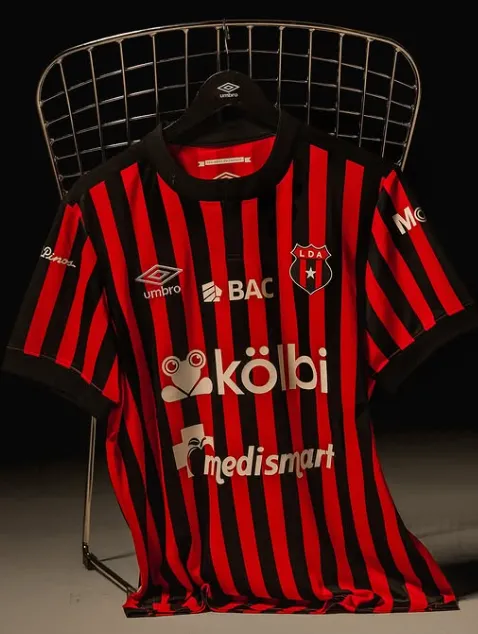 Así luce la nueva camiseta de Alajuelense (LDA).