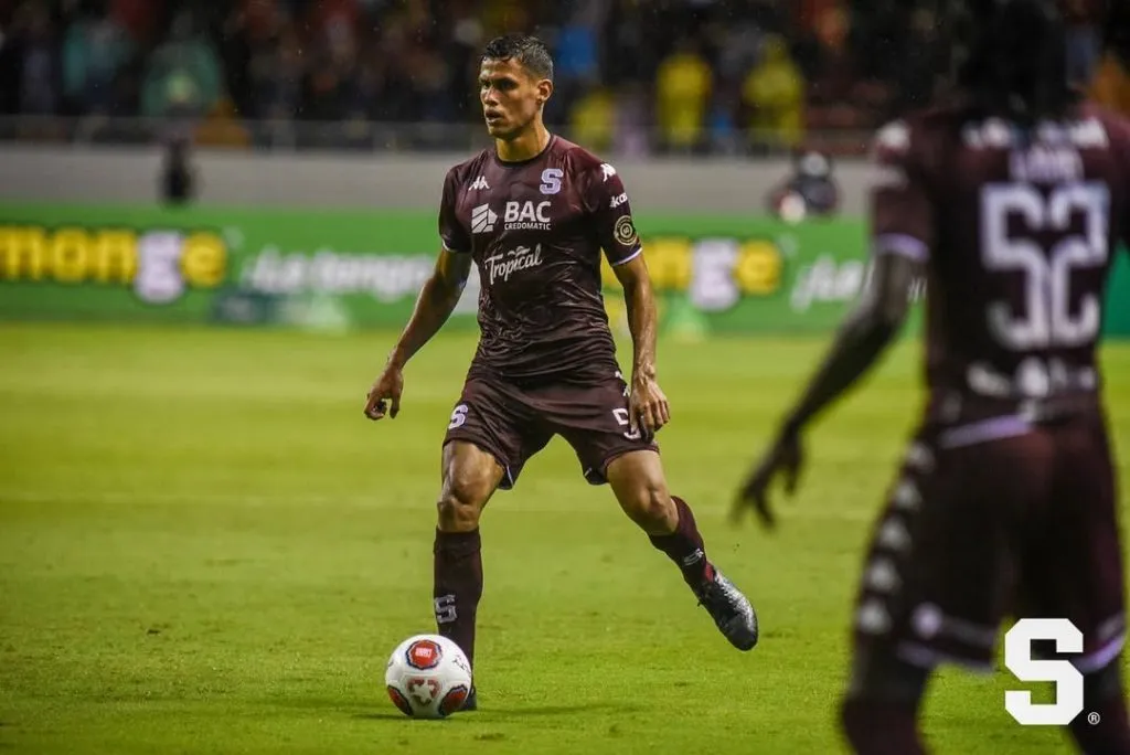Kevin Espinoza no se consolidó como morado (Saprissa).