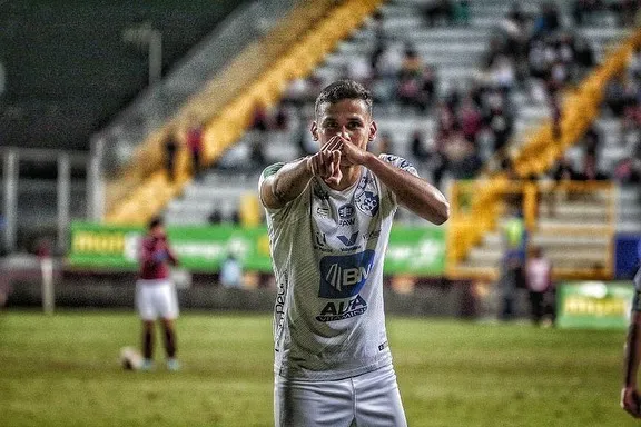 Espinoza encontró su mejor nivel en Cartaginés (CS Cartaginés).