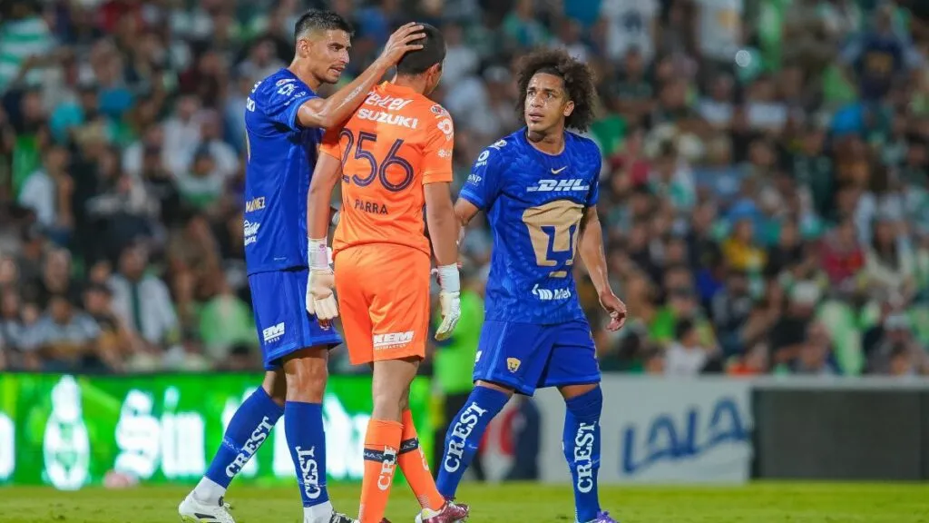 Carrasquilla animando a Rodrigo Parra luego de su error.