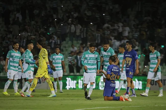 Choco Lozano (al fondo) celebra con sus compañeros la primera victoria de la temporada en la Liga MX.Foto: (Getty Images)