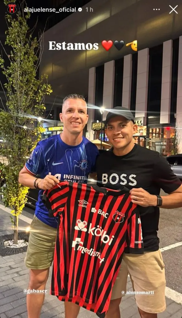 La foto de Alonso Martínez con la camiseta de Alajuelense.