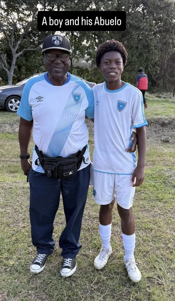 Matthew posa junto a su abuelo, el histórico David Stokes. (Foto: captura de Instagram)