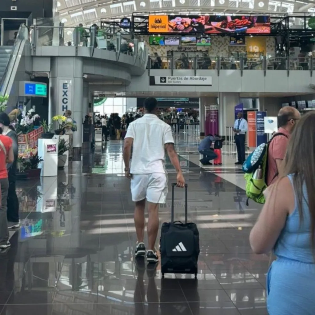 Kevin Chamorro en el aeropuerto yendo para Portugal.