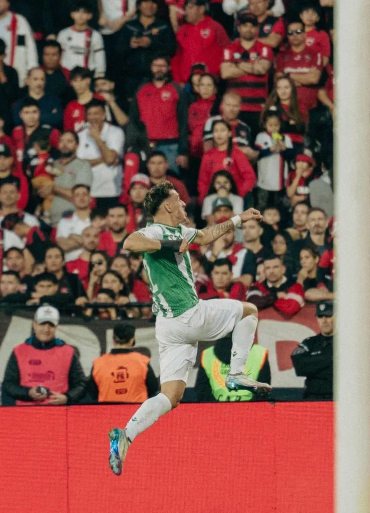 Rodrigo Auzmendi celebrando el triunfo de Banfield en Newell´s (Foto: Banfield)