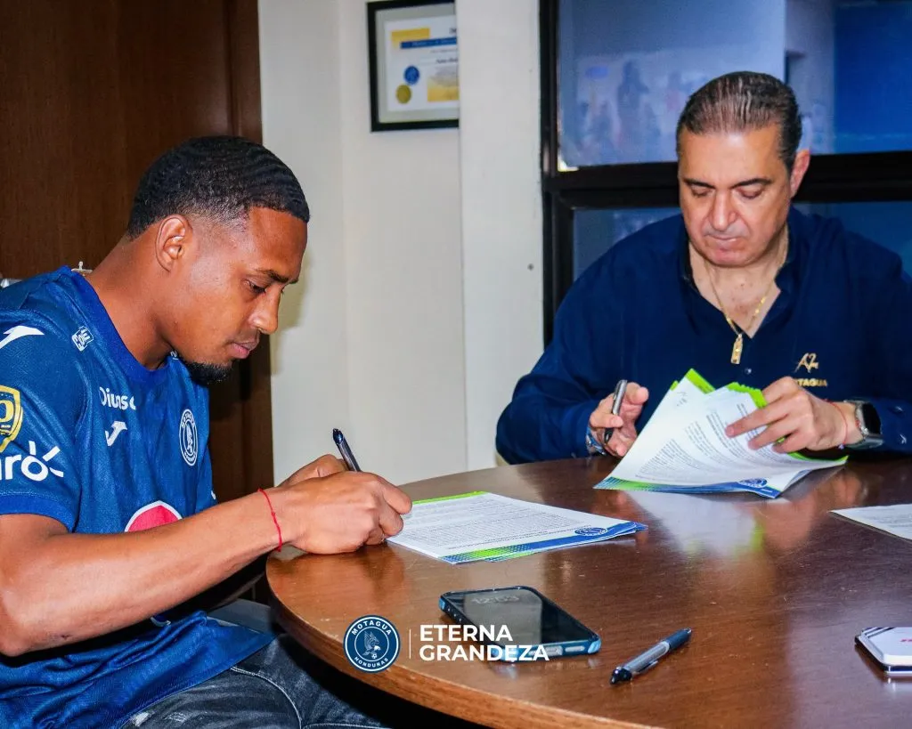 Luis Santamaría firmando su contrato como Motagua.
