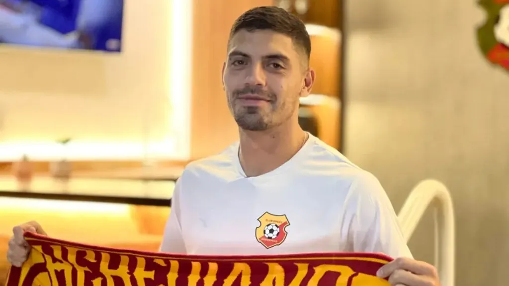 Brian Rubio con la ropa de Herediano puesta.