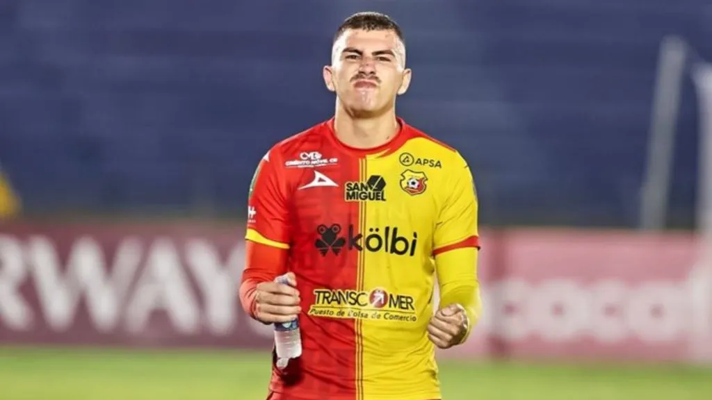 Fernán Faerron salió lesionado en el primer tiempo.