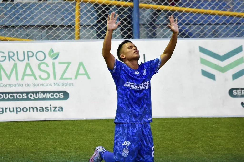 Axel Amador festejando el primer gol de Pérez Zeledón.