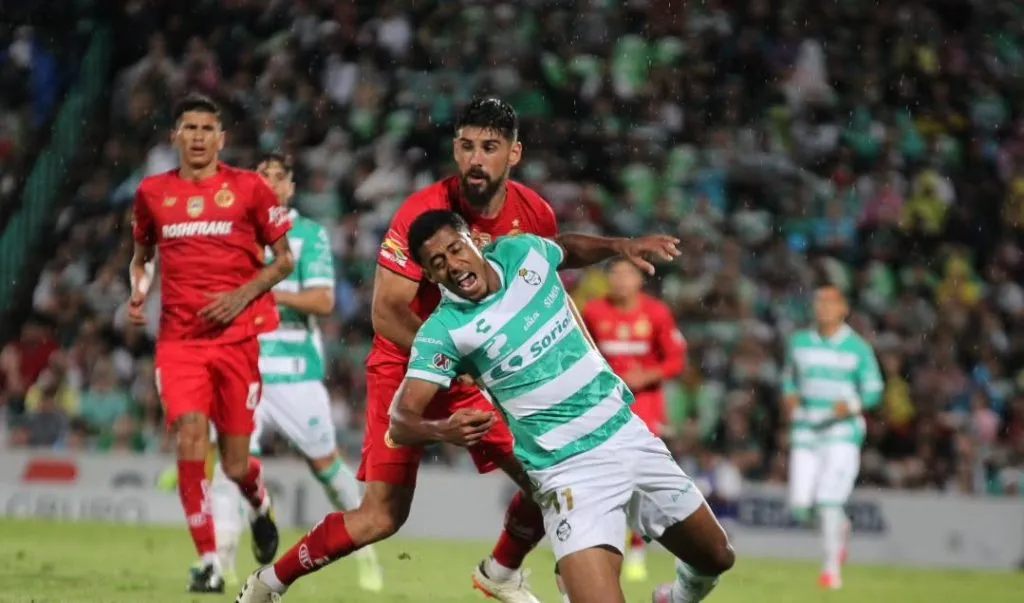 Choco Lozano se volvió a lesionar en Santos Laguna.