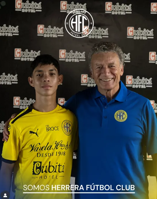 Daniel Castro junto a Jorge Alvial, quien recomendó a la joya panameña. (Foto: Herrera FC)