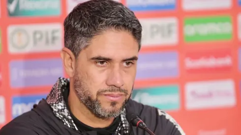 Pablo Salazar advierte a sus jugadores.