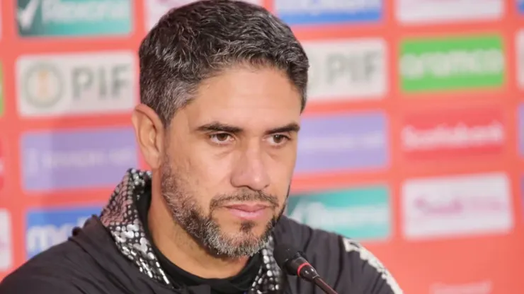 Pablo Salazar advierte a sus jugadores.