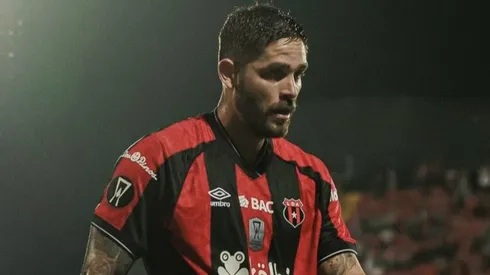 Jonathan Moya camina por la cuerda floja.