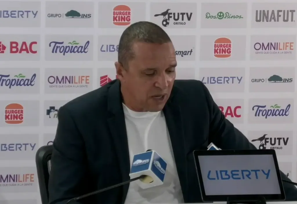 Erick Lonnis se opone a rescindir el préstamo de Newton.