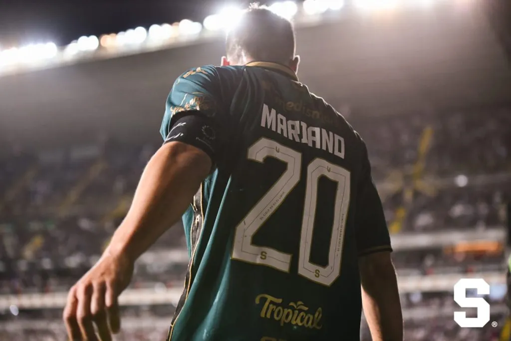 Mariano Torres fue comparado con Juan Román Riquelme (Deportivo Saprissa).