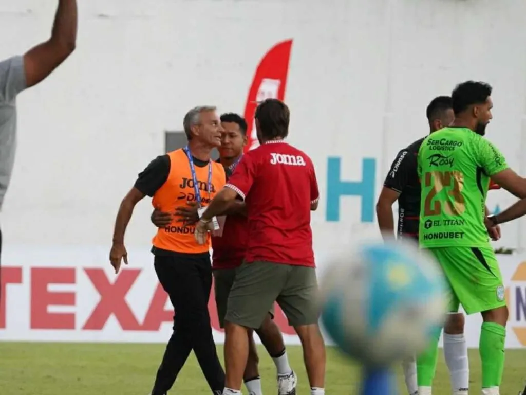 Pablo Lavallén se fue contra el árbitro Luis Mejía y salió expulsado.