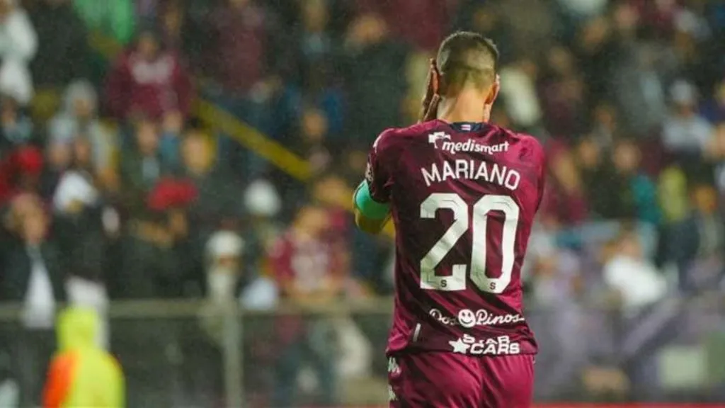 Mariano Torres ha sufrido jugar en cesped sintético.