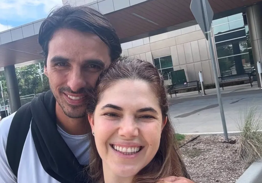 Bryan Ruiz acompaña a su esposa en este duro momento.
