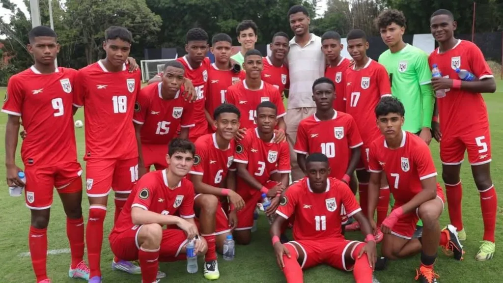 Newton Williams junto a la Sub 15 de Panamá.