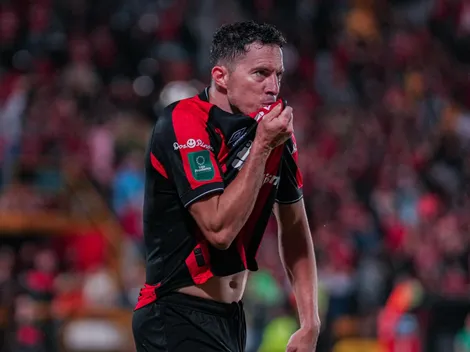 Bryan Oviedo se prepara para reforzar a un rival directo