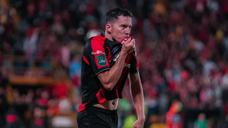 Bryan Oviedo analiza diferentes ofertas.