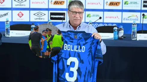 Bolillo Gómez celebra la confirmación que acaba de llegarle para El Salvador.