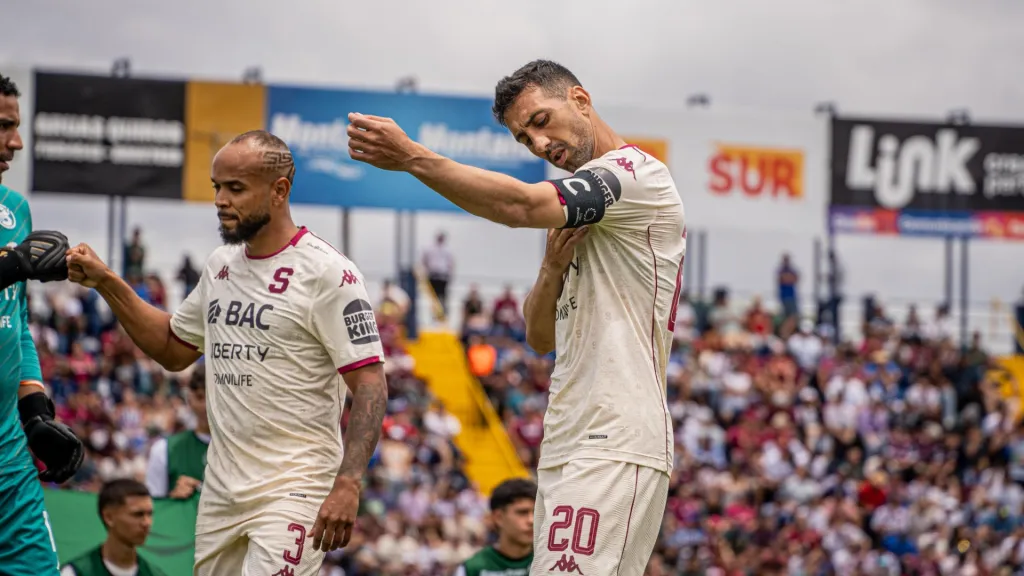 Mariano Torres no ocultó su bronca luego de la dura caída en casa de Cartaginés. (Foto: Saprissa)