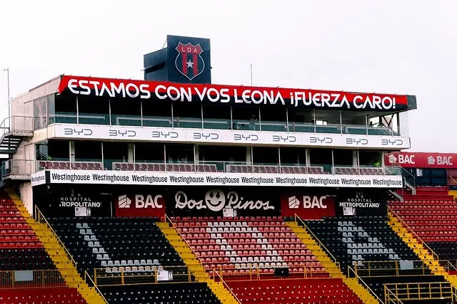 Alajuelense le dedicó una bandera a Carolina Jaikel (LDA).