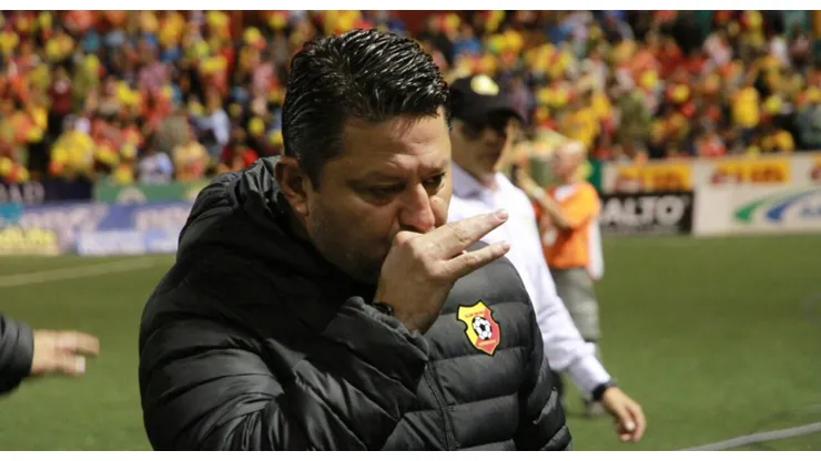 Jafet Soto le pegó al Machillo Ramírez, se metió con Mariano Torres y amenazó a Fedefut antes del debut de Hernán Medford: “Voy a demandar”