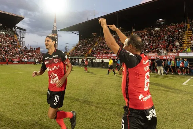 Ruiz y López compartiendo campo en la despedida de “El Capi” (LDA).