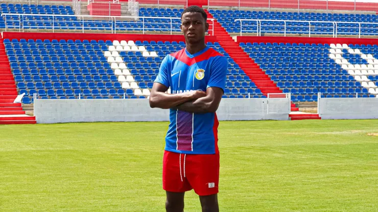 Julián Martínez luce los colores de FC Alverca.