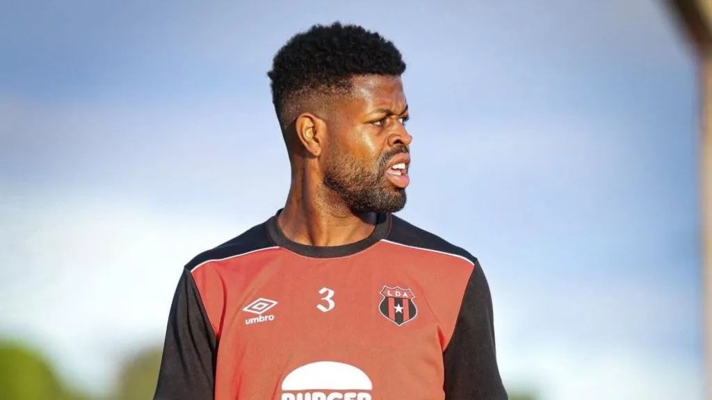 Manjekaer James se va de Alajuelense.