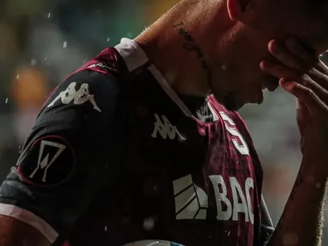 Brenes toma una extraña postura en el vestuario morado