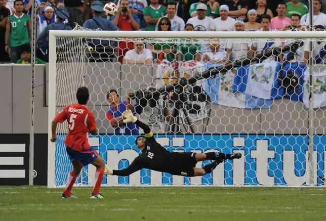 Celso Borges reventó el travesaño (Getty Images).