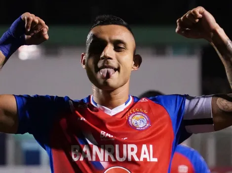 Mientras Luis Fernando Tena lo mantiene al margen, Jorge Aparicio recibe apoyo de otro sector del futbol de Guatemala