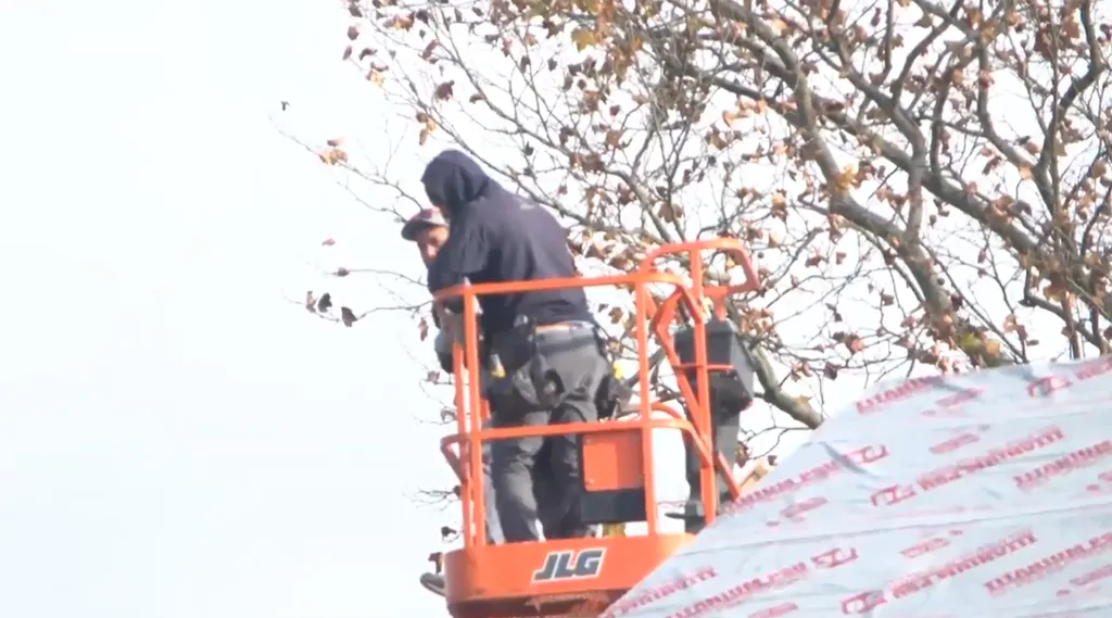 Heiner Mora trabaja en construcción (Diario Extra).