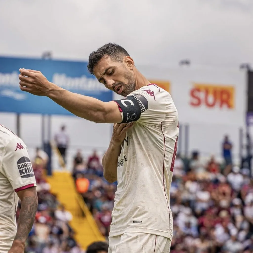 Mariano Torres no pudo completar el partido ante Liberia (Saprissa).
