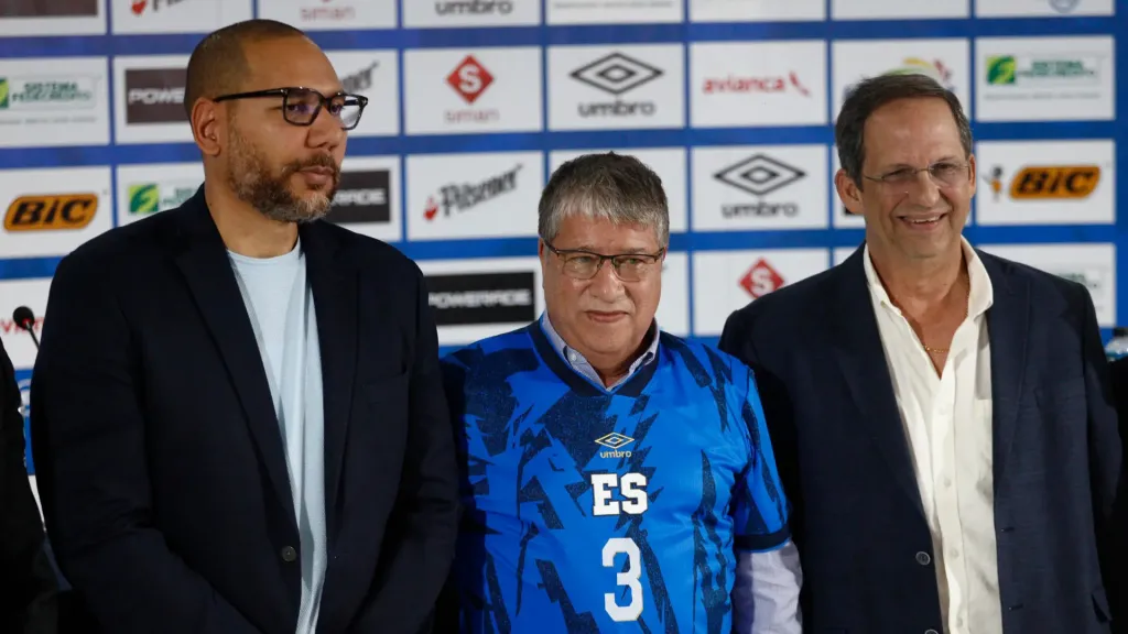 Yamil Bukele, junto a Rolando González, durante la presentación del “Bolillo” Gómez en El Salvador. (Foto: FESFUT)