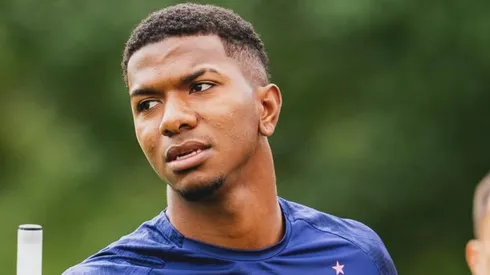 Jeyland Mitchell recibió un espaldarazo del Feyenoord.