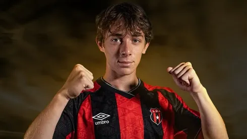 Charles Forstner hace su debut en Alajuelense.