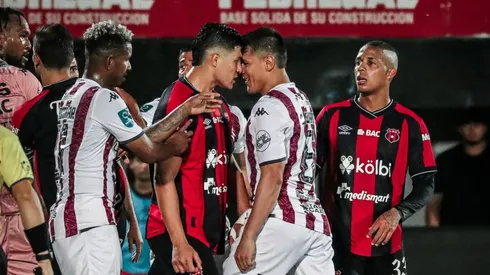 Alajuelense golpea a Saprissa y lo lastima.