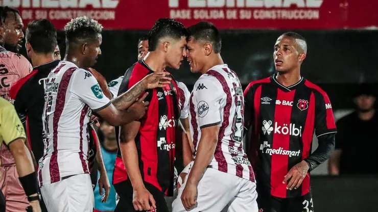 Alajuelense golpea a Saprissa y lo lastima.