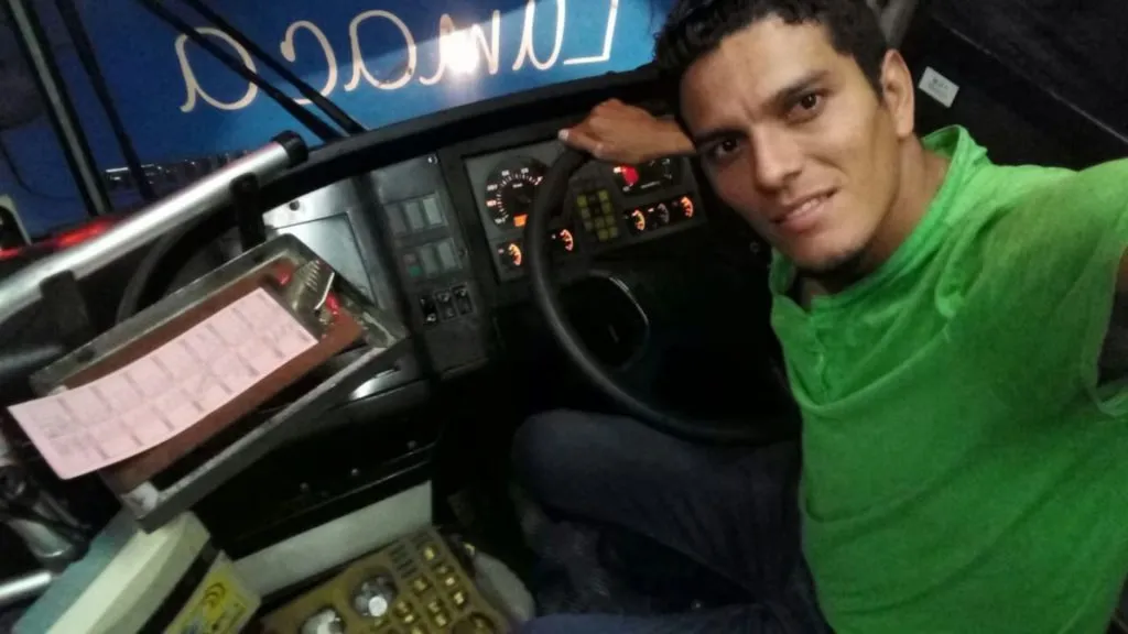 Michael Ortiz ahora trabaja de chofer de bus.