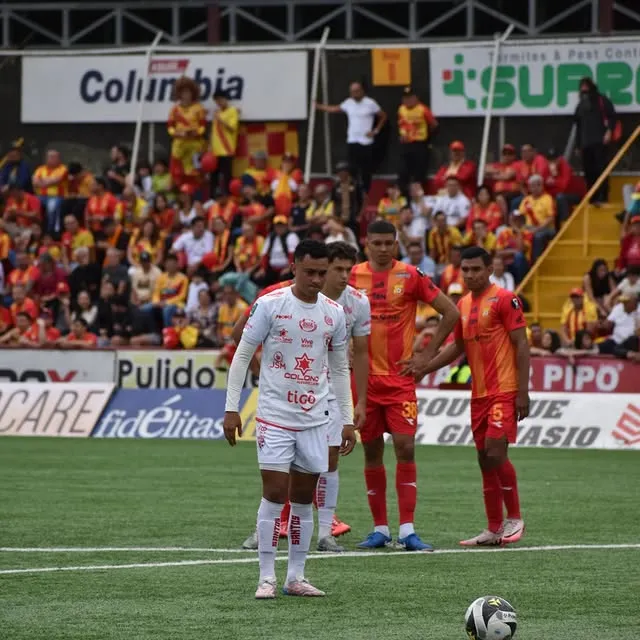 Reimond Salas no se rinde (AD Santos).